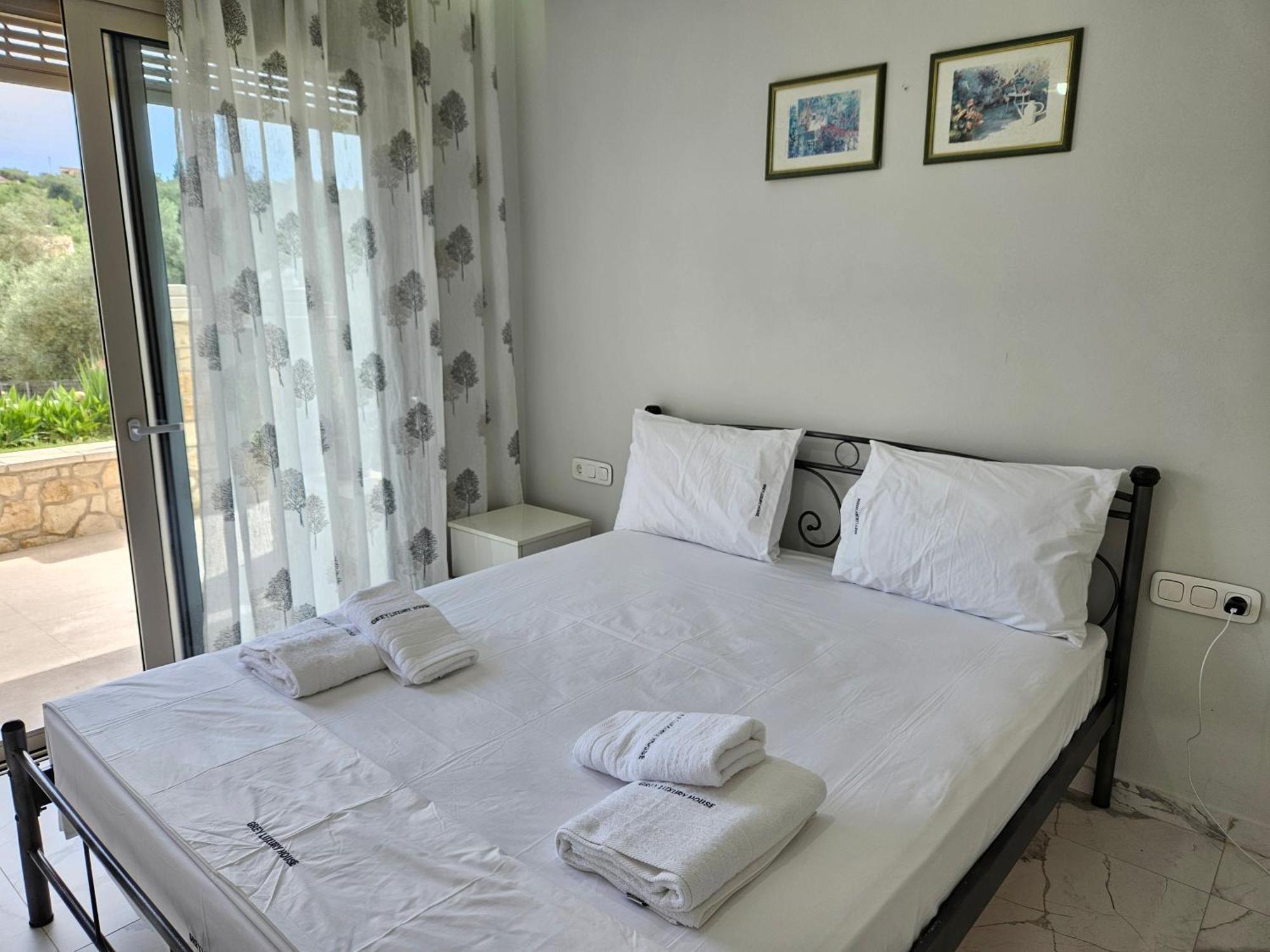Grey Luxury House Apartment Ypsos Exterior photo